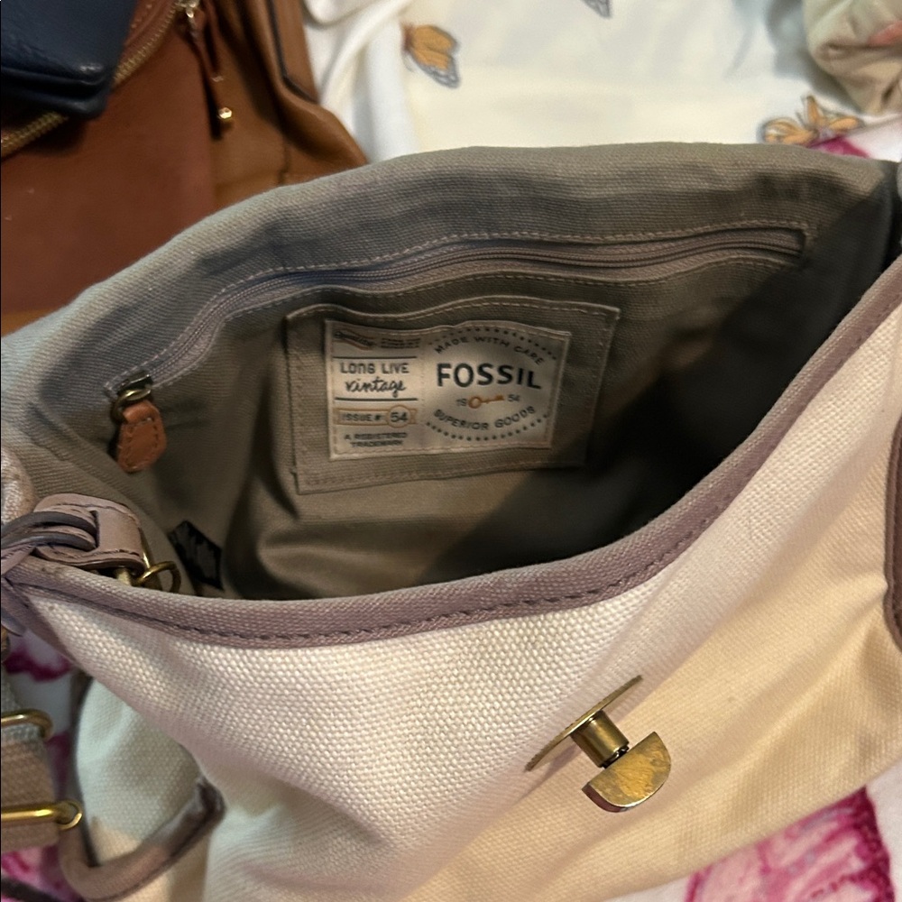 Fossil Cream and Tan Shoulder Bag with Zipper Closure